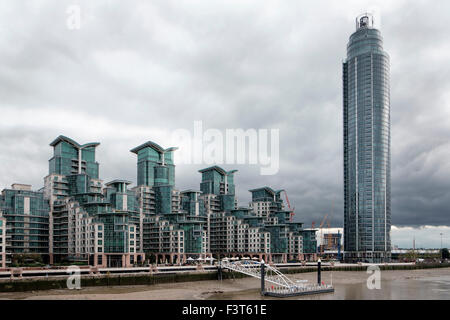 La tour à un quai de Saint George et de St George Wharf, Nine Elms Banque D'Images