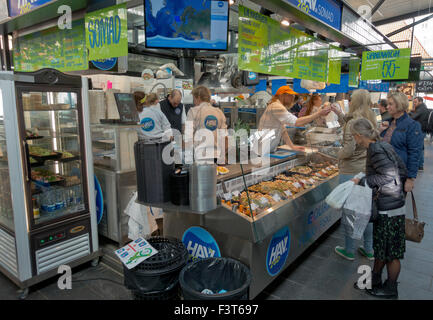 Le goût des plats de poisson et des échantillons au Hav2go (Mer2go) décroche à Torvehallerne, le marché couvert à Israels Plads à Copenhague, Danemark. Banque D'Images