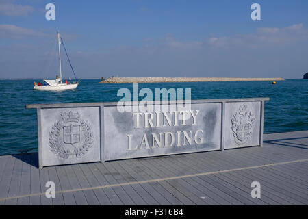 De nouveaux brise-lames en pierre Cowes Yacht Harbour Harbour Vue de Trinity Landing La Parade Ile de Wight Angleterre UK Banque D'Images