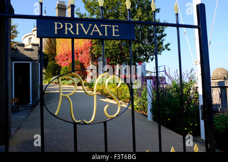 Porte d'entrée privée le Royal Yacht Squadron est l'un des plus prestigieux yacht clubs dans le monde. Son club-house est le château de Cowes sur l'île de Wight au Royaume-Uni. Les yachts sont donnés le suffixe RYS à leurs noms, et autorisés à battre le pavillon blanc de la Marine royale[1] plutôt que de la marine marchande La marine marchande piloté par la majorité d'autres navires immatriculés au Royaume-Uni. Le patron du club est la reine Elizabeth II et l'amiral du club est le prince Philip qui est aussi un ancien club Banque D'Images