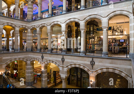 Intérieur de la Magna Plaza Shopping Mall à Amsterdam, Pays-Bas Banque D'Images