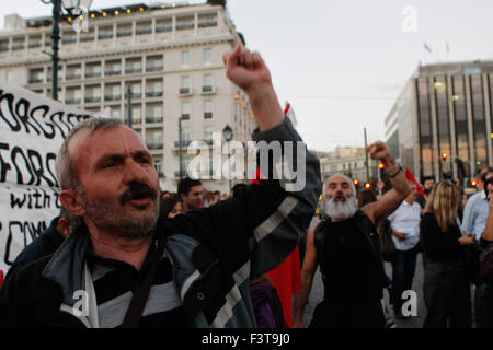 Athènes, Grèce. 12 octobre, 2015. Peuple kurde qui vivent en Grèce, car elles illustrent des slogans chant dans le centre d'Athènes, après les attentats-suicide lors d'un rassemblement en faveur de la paix dans la capitale de la Turquie le samedi tuant des dizaines de personnes. Environ deux milliers manifestants ont pris part à la manifestation. Aristidis Crédit : Vafeiadakis/ZUMA/Alamy Fil Live News Banque D'Images