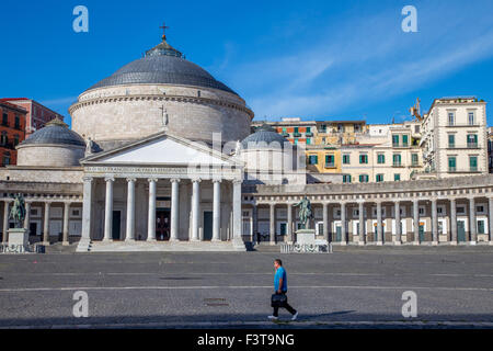 La Piazza del Plebiscito et la Basilica di San Francesco di Paola, Naples, Italie Banque D'Images