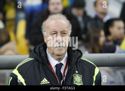 Kiev, Ukraine. 12 octobre, 2015. L'entraîneur-chef de l'Espagne VICENTE DEL BOSQUE réagir pendant l'UEFA EURO 2016, de qualification du groupe C, match de football entre l'Ukraine et l'Espagne, au stade Olimpiyskiy, à Kiev, Ukraine, le 12 octobre, 2015. Crédit : Serg Glovny/ZUMA/Alamy Fil Live News Banque D'Images