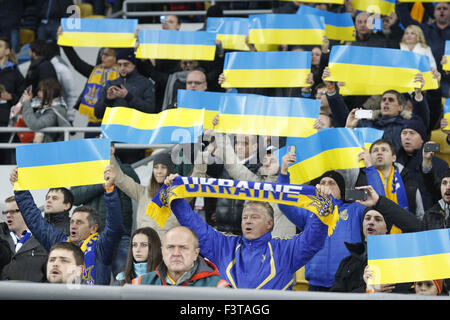 Kiev, Ukraine. 12 octobre, 2015. Ukrainian fans réagir pendant l'UEFA EURO 2016, de qualification du groupe C, match de football entre l'Ukraine et l'Espagne, au stade Olimpiyskiy, à Kiev, Ukraine, le 12 octobre, 2015. Crédit : Serg Glovny/ZUMA/Alamy Fil Live News Banque D'Images