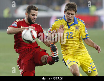 Kiev, Ukraine. 12 octobre, 2015. NACHO (L) de l'équipe nationale de football espagnole rivalise pour la balle avec ARTEM Philippe Sollers (R) de l'équipe nationale de football d'Ukraine au cours de la qualification de l'UEFA EURO 2016, groupe C, match de football entre l'Ukraine et l'Espagne, au stade Olimpiyskiy, à Kiev, Ukraine, le 12 octobre, 2015. Crédit : Serg Glovny/ZUMA/Alamy Fil Live News Banque D'Images