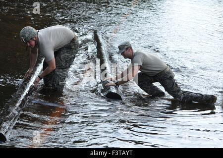 Gardes nationaux vous aider à retirer les débris des routes inondées le 9 octobre 2015 à Adams Run, Caroline du Sud. De grandes parties de la Caroline du Sud a souffert de pluies record qui a inondé une grande partie de l'état. Banque D'Images