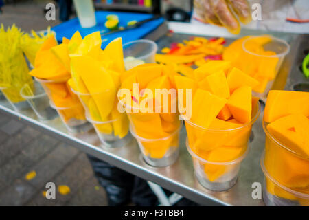 Tranches de mangue fraîche, de l'alimentation de rue à Medellin Banque D'Images