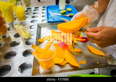 Tranches de mangue fraîche, de l'alimentation de rue à Medellin Banque D'Images