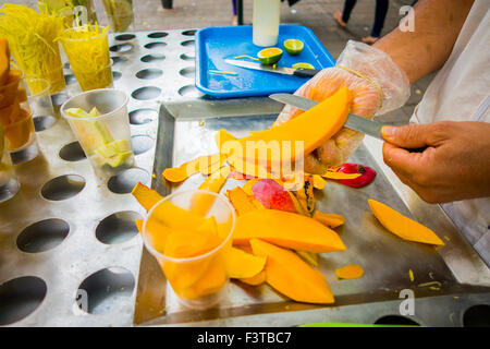 Tranches de mangue fraîche, de l'alimentation de rue à Medellin Banque D'Images