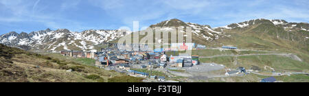 Spring panoramic view of the town Pas de la Casa Banque D'Images