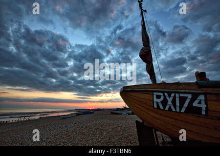 Hastings, East Sussex UK 12 Octobre, 2015. Météo britannique. De soleil colorés sur la manche, à l'égard Bexhill et Eastbourne avec Beachy Head dans la distance et d'un forêt jurassique au premier plan Crédit : Jason Richardson/Alamy Live News Banque D'Images