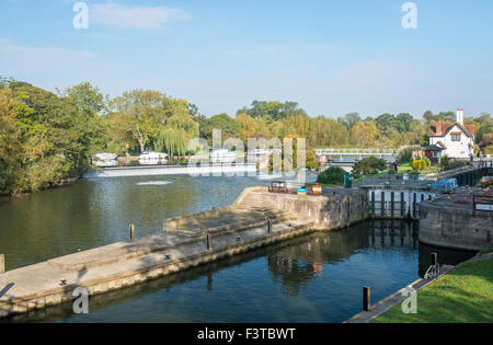 Tamise et Weir vu de Goring on Thames, Oxfordshire, Angleterre du Sud sur une journée d'octobre ensoleillée Banque D'Images