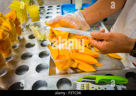 Tranches de mangue fraîche, de l'alimentation de rue à Medellin Banque D'Images