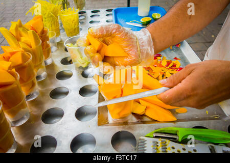 Tranches de mangue fraîche, de l'alimentation de rue à Medellin Banque D'Images