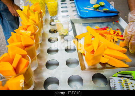 Tranches de mangue fraîche, de l'alimentation de rue à Medellin Banque D'Images