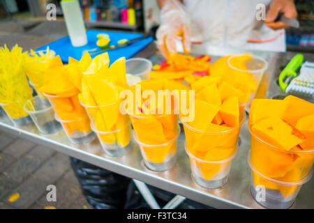 Tranches de mangue fraîche, de l'alimentation de rue à Medellin Banque D'Images