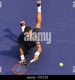 Shanghai, Chine. 12 octobre, 2015. MARTIN KLIZAN de Slovaquie plonge pour la balle contre Ze Zhang au cours de la Shanghai Rolex Masters tennis tournament. © Marcio Machado/ZUMA/Alamy Fil Live News Banque D'Images