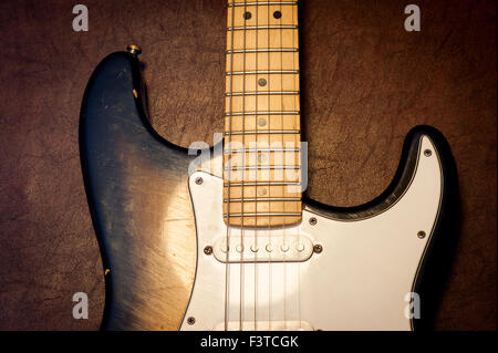 Guitare électrique corps et cou détail sur fond de bois look vintage Banque D'Images