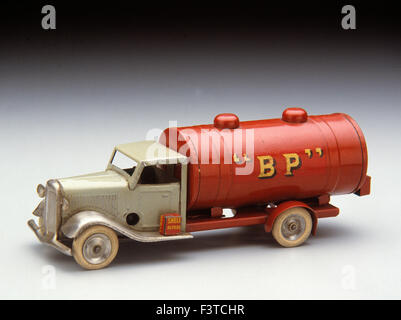 Tin toy pétrolier BP en gris et rouge. Banque D'Images