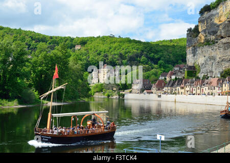 Bateau de plaisance sur la rivière Dordogne Banque D'Images