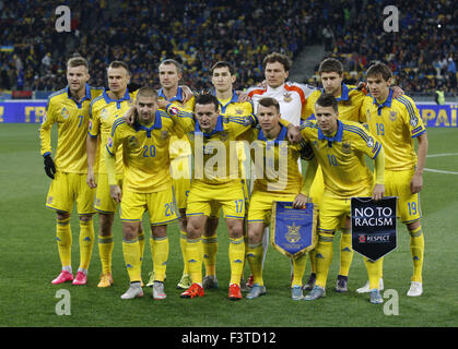 Kiev, Ukraine. 12 octobre, 2015. Ukrainian National soccer team posent pour une photo avant de l'UEFA EURO 2016, de qualification du groupe C, match de football entre l'Ukraine et l'Espagne, au stade Olimpiyskiy, à Kiev, Ukraine, le 12 octobre, 2015. Crédit : Serg Glovny/ZUMA/Alamy Fil Live News Banque D'Images