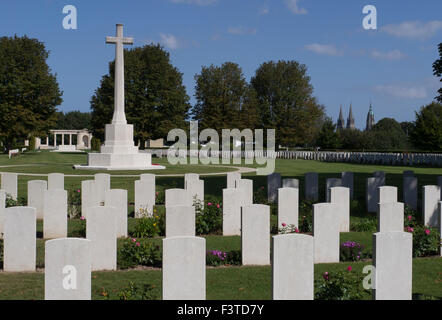 Tombes de guerre et Croix du Souvenir avec la cathédrale de Bayeux à distance Banque D'Images