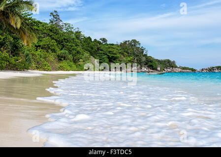 La belle nature de la mer bleue et sable blanc des vagues sur la plage en été à l'île de Koh Miang dans le Parc National de Mu Ko Similan, Banque D'Images