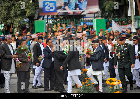 Katmandou, Népal. 12 octobre, 2015. Le 38e Premier Ministre du Népal Khadga Prasad Sharma Oli assister sur la célébration de Bhoto Jatra festival à Jawalakhel. Les deux personnes hindoues et bouddhistes Newar de célébrer la communauté Machhindranath char tirant juste, qui est connu comme le plus long juste dans la vallée de Katmandou. Le gouvernement avait annoncé un jour férié le 12 octobre, pour le Machchhindranath Bhoto Jatra cette année. Credit : Narayan Maharjan/Pacific Press/Alamy Live News Banque D'Images