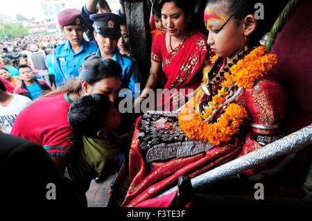 Katmandou, Népal. 12 octobre, 2015. Les dévots de prendre la bénédiction de déesse vivante de Patan, Unikia Bajracharya durant la célébration de Bhoto Jatra festival à Jawalakhel. Les deux personnes hindoues et bouddhistes Newar de célébrer la communauté Machhindranath char tirant juste, qui est connu comme le plus long juste dans la vallée de Katmandou. Le gouvernement avait annoncé un jour férié le 12 octobre, pour le Machchhindranath Bhoto Jatra cette année. Credit : Narayan Maharjan/Pacific Press/Alamy Live News Banque D'Images