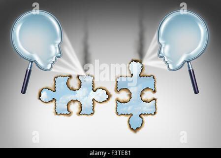 Les personnes pensant comme solution une équipe entreprise faite de loupe en forme de visages humains burning jigsaw puzzle pieces avec un faisceau de lumière chaude comme un succès métaphore pour concentrer l'énergie de la coopération. Banque D'Images