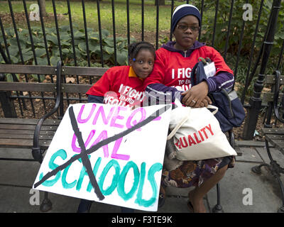 Le 'Stand pour l'égalité de l'école au rallye de Cadman Plaza le 7 octobre 2015 à New York. Banque D'Images