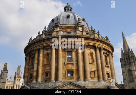 La Radcliffe Camera, avec clocher d'église de l'Université de St Marie la Vierge, et de l'All Souls College, Université d'Oxford, Angleterre Banque D'Images