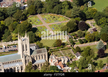 Photo aérienne de Bury St Edmunds montrant les jardins de l'abbaye Banque D'Images