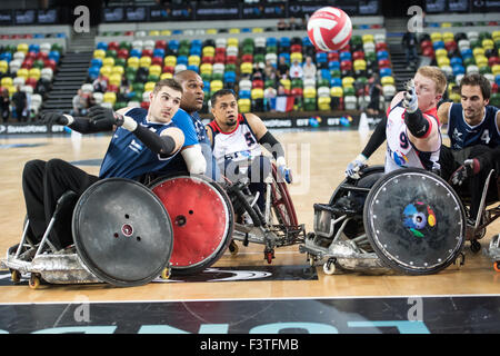 Londres, Royaume-Uni. 12 octobre, 2015. GBR vs FRA dans le BT World Wheelchair Rugby Challenge 2015 au fort de cuivre sur le parc olympique. Bulbul Hussain, James Cummins de l'équipe Go pour rejoindre la balle. Credit : pmgimaging/Alamy Live News Banque D'Images