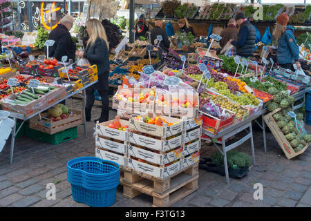 Fruits et légumes en plein air à Torvehallerne, le marché couvert, à Israels Plads à Copenhague, Danemark Banque D'Images