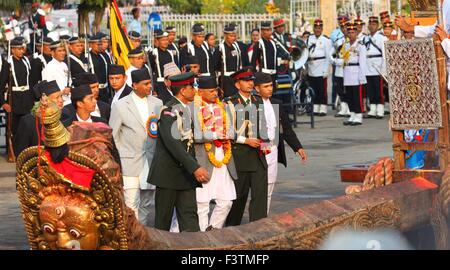 Katmandu, au Népal. 12 octobre, 2015. Le Président népalais Ram Baran Yadav (2L, à l'avant) offre des prières à Rato Machhindranath lors de Bhoto Jatra festival à Jawalakhel de Kathmandu, Népal, 12 octobre, 2015. Selon la légende hindoue, Rato Machhindranath est un dieu hindou, qui a été amené de l'Assam en Inde par l'exploitant agricole de la vallée de Katmandou au Népal pour prévenir une sécheresse durant la saison de riz. Le festival d'un mois commence par la construction du char à Pulchowk et se termine avec l'Bhoto Jatra festival à Jawalakhel de Patan. Source : Xinhua/Alamy Live News Banque D'Images