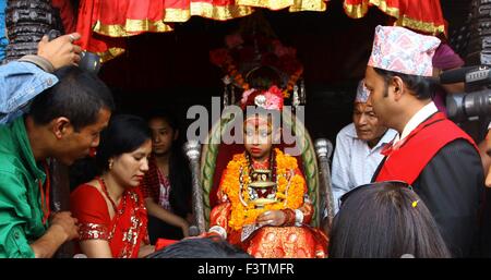 Katmandu, au Népal. 12 octobre, 2015. Déesse vivante Kumari (C) observe Bhoto Jatra festival à Jawalakhel de Kathmandu, Népal, 12 octobre, 2015. Selon la légende hindoue, Rato Machhindranath est un dieu hindou, qui a été amené de l'Assam en Inde par l'exploitant agricole de la vallée de Katmandou au Népal pour prévenir une sécheresse durant la saison de riz. Le festival d'un mois commence par la construction du char à Pulchowk et se termine avec l'Bhoto Jatra festival à Jawalakhel de Patan. Source : Xinhua/Alamy Live News Banque D'Images