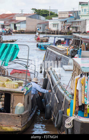 Marché flottant de Cai Rang où les aliments sont achetés/vendus sur le Mékong, Vietnam,asia Banque D'Images