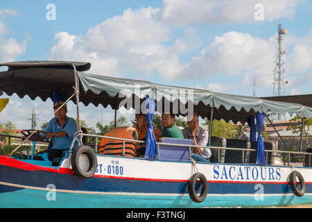 Bateau de tourisme sur le Mékong en direction du marché flottant de Cai Rang à Can Tho, Vietnam Banque D'Images