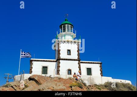 Un phare sur la falaise du cap Akrotiri Santorini Grèce Banque D'Images