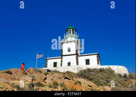 Un phare sur la falaise du cap Akrotiri Santorini Grèce Banque D'Images