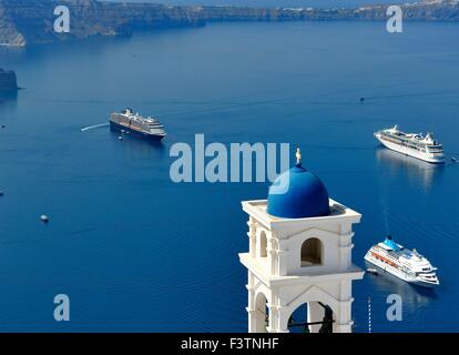 Un clocher de l'église et 3 navire de croisière sur la caldera Santorini Grèce Banque D'Images