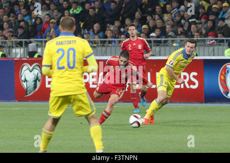 Kiev, Ukraine. 12 octobre, 2015. Isco (C) de l'équipe nationale d'Espagne rivalise avec Artem Fedetskyi (R) de l'Ukraine au cours de l'qualificatifs 2016 match entre l'Ukraine et l'Espagne les équipes nationales, au stade Olimpiyskyi NSK à Kiev le 16 septembre 2015. Credit : Sergii Kharchenko/Pacific Press/Alamy Live News Banque D'Images