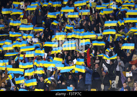 Kiev, Ukraine. 12 octobre, 2015. Ukrainian fans réagir pendant l'UEFA EURO 2016, de qualification du groupe C, match de football entre l'Ukraine et l'Espagne, au stade Olimpiyskiy. Credit : Vasyl Shevchenko/Pacific Press/Alamy Live News Banque D'Images