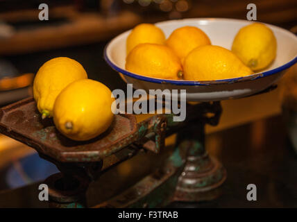 Citrons sur balances à l'ancienne Banque D'Images