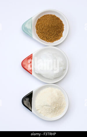 Le sucre de coco, l'huile de coco et de la farine de noix de coco. Banque D'Images