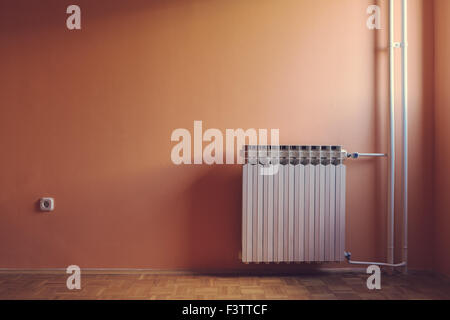 Rétro pastel de couleur lumineux naturel windows chaud salle vide avec le radiateur Banque D'Images