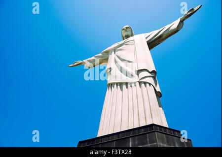 RIO DE JANEIRO, Brésil - 20 octobre 2013 : Statue du Christ Rédempteur se dresse sur sa base au sommet de la montagne du Corcovado. Banque D'Images