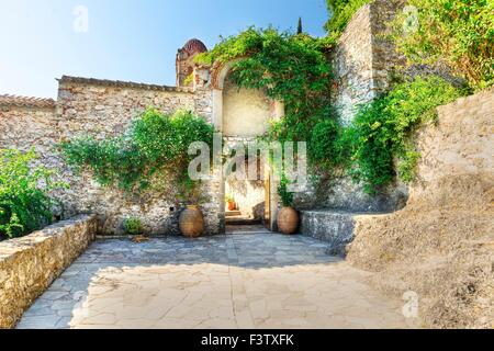 Le monastère de Panayia Pantanassa sur le site historique de Mystras, un château byzantin en Grèce. Le monastère est le seul je Banque D'Images